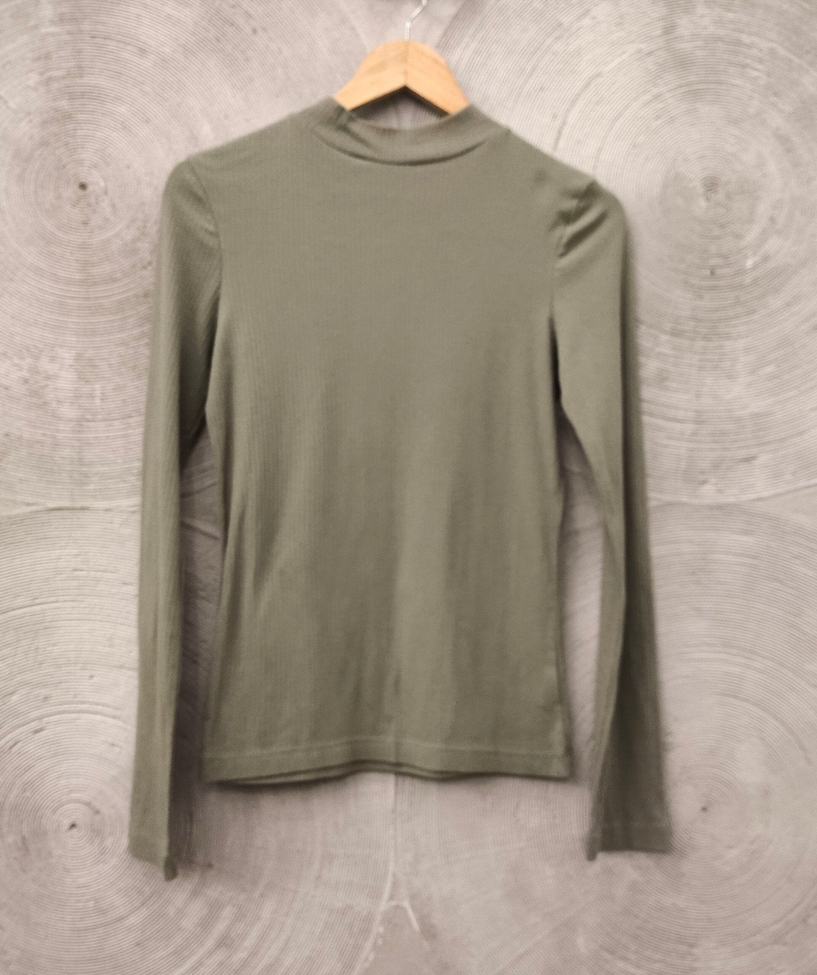 CHERYMOYA - Light Green High-Neck