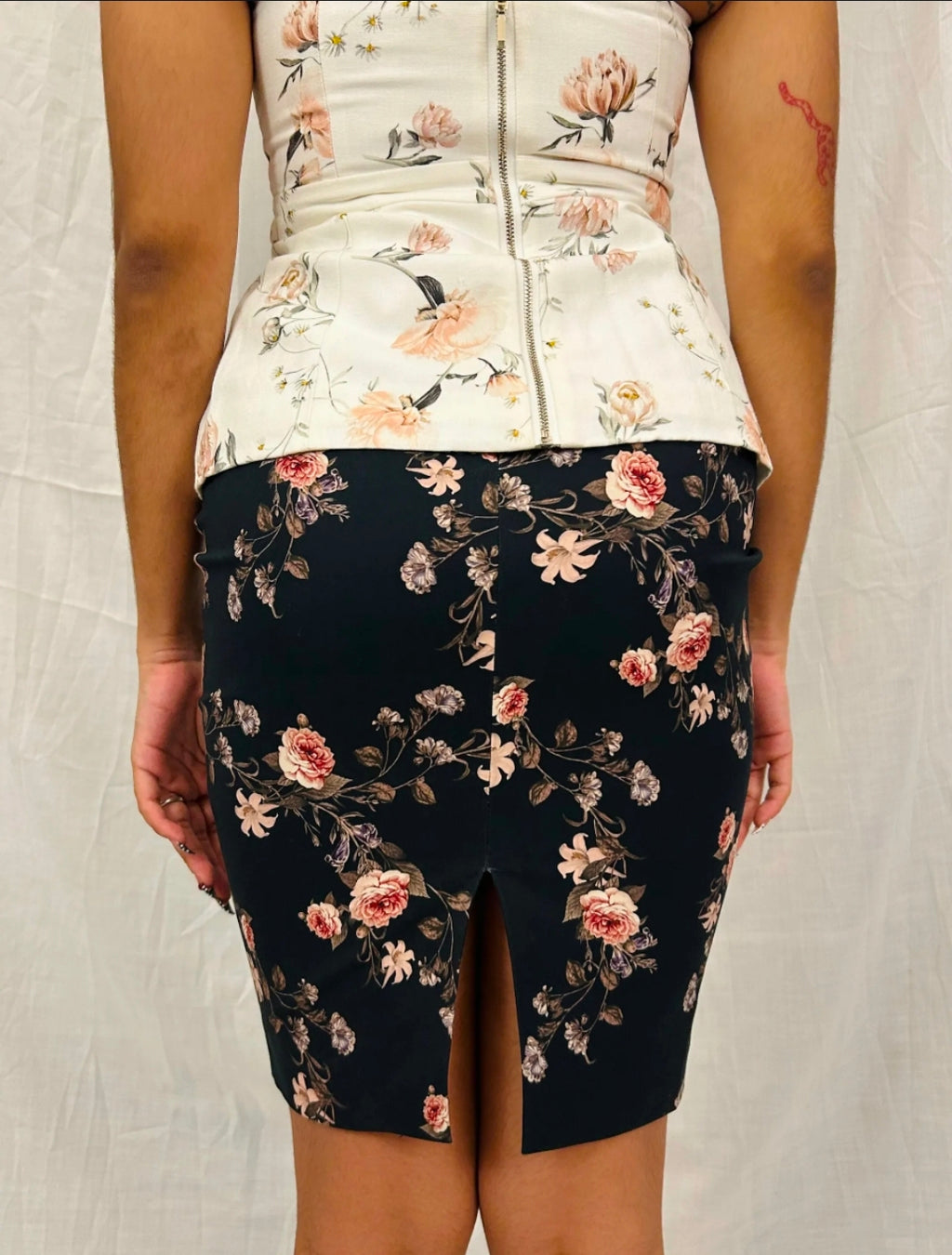 FOREVER NEW - Black Floral Printed Skirt