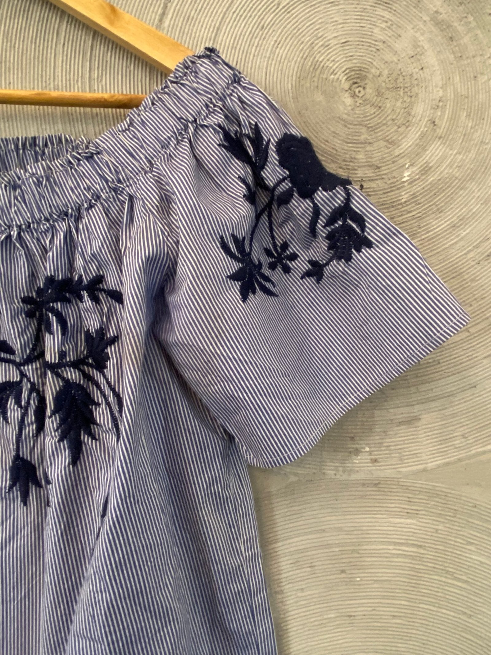 VERO MODA - Blue & white striped embroidery off-shoulder tunic